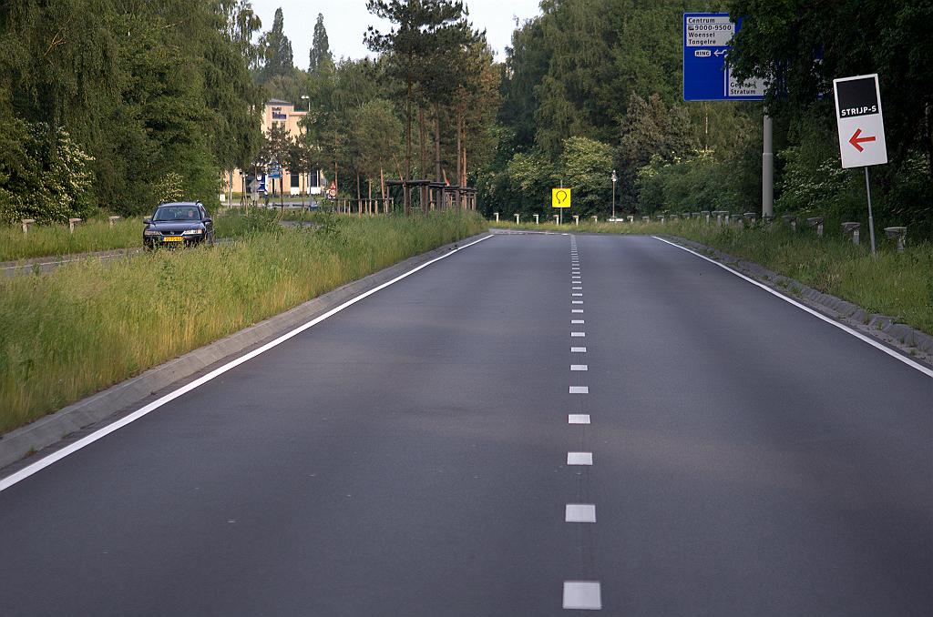 20100605-201605.bmp - Van drie borden van autosnelwegformaat voor de afrit Evoluon, naar een enkel mastbord dat de bewegwijzering voor de rotonde moet verzorgen. Eigenlijk een half mastbord momenteel.  week 200849 