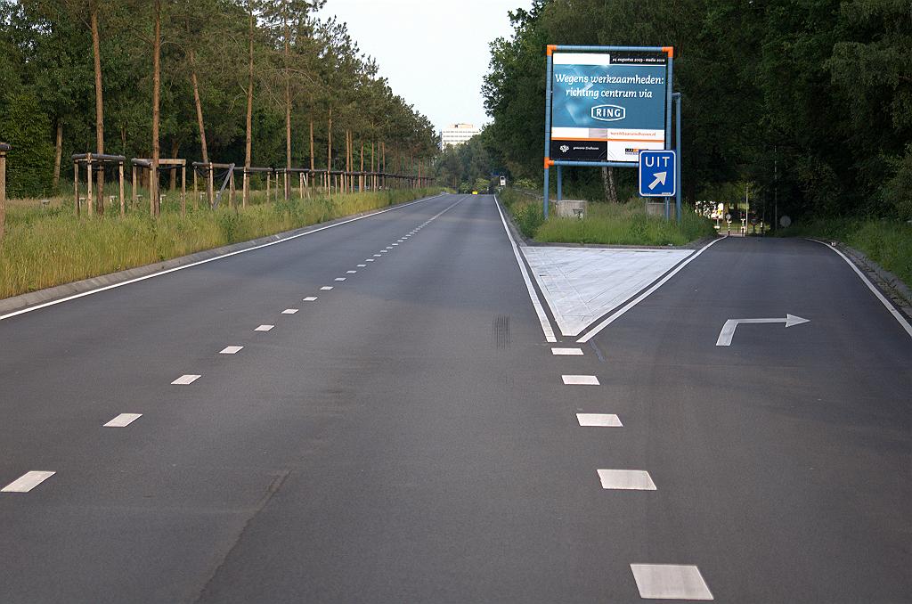 20100605-203020.bmp - Vierde autosnelwegattribuut dat stug blijft volhouden. Geen wijzigingen sinds openstelling zo te zien in het wegvak afrit Evoluon-viaduct Noord Brabantlaan, behoudens misschien de extra rechtsafpijl op de uitvoeger.  week 200850 