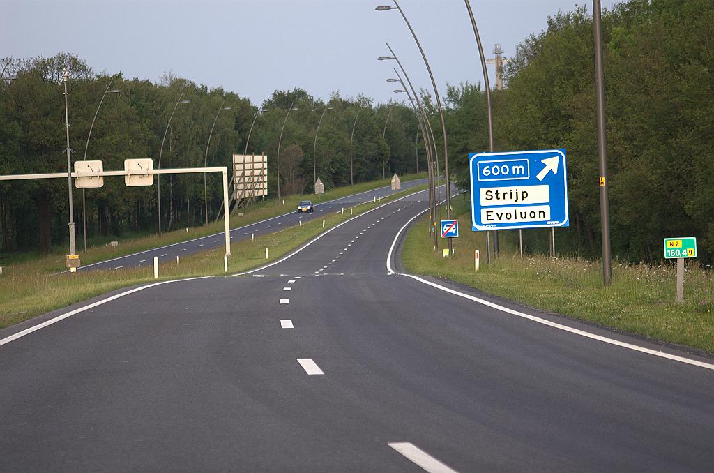 20100605-205608.bmp - Anderhalf jaar na openstelling van de vernieuwde Tilburgseweg keren we er weer eens terug. Oude autosnelweg-type bewegwijzering nog steeds niet vervangen. Sterker, er is nog maar eens in geinvesteerd in de vorm van een verplaatsing verder naar voren. De reden daarvoor zien we later.  week 200850 